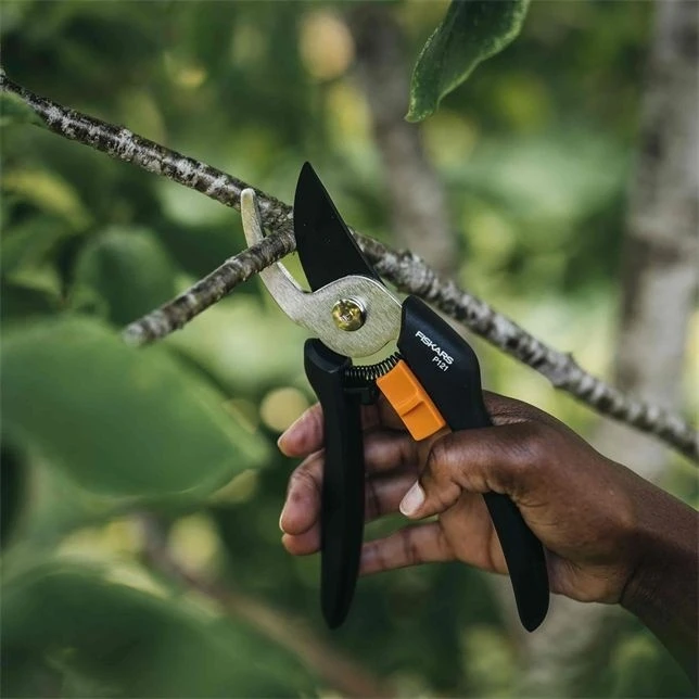 Fiskars Solid Pruner Bypass P121 - Image 2