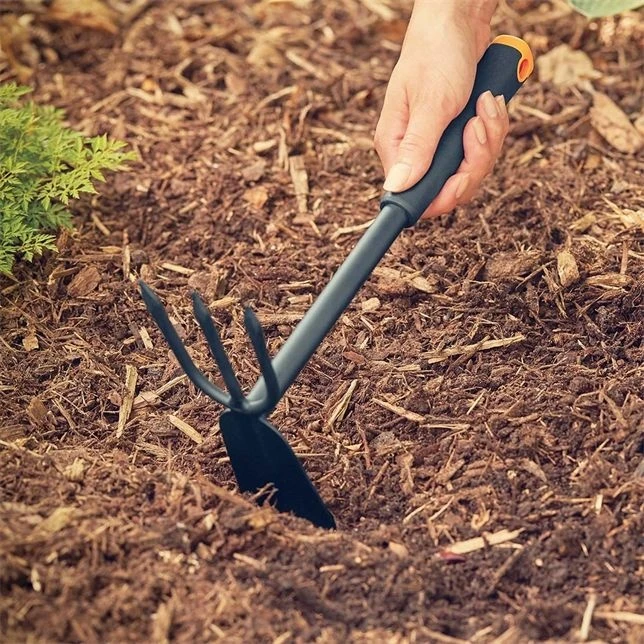 Fiskars Ergo Cultivator Hoe - Image 4